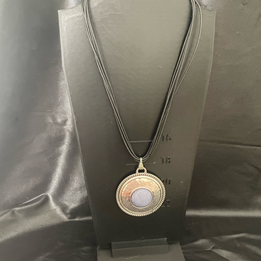 🌸$5/25🌸 - Elegant Silver and Black Pendant Necklace